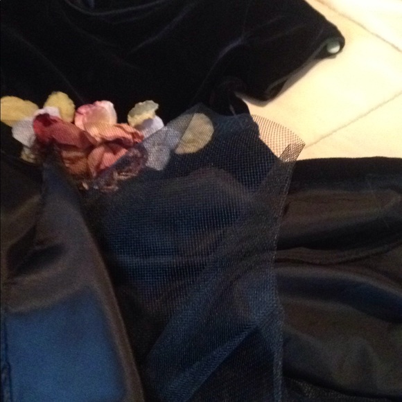 Girl's size 7 Velvet Dress From Neiman Marcus . - Picture 6 of 6